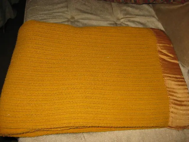 COUVERTURES (BLANKET) - LITERIE POUR LIT SIMPLE ET DOUBLE in Other in Laval / North Shore - Image 5