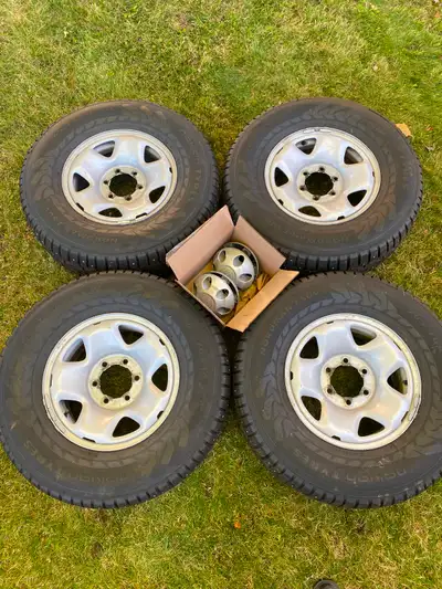 Pneus d’hiver Nokian 265 70 R16 montés sur jantes d’acier Toyota Tacoma 2022 avec capteurs Reste 9mm...