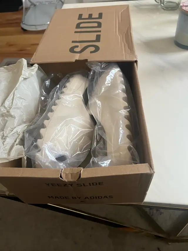 Yeezy slides Bone in Men's Shoes in City of Montréal - Image 3