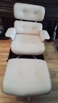 Chaise en cuir avec repose pieds