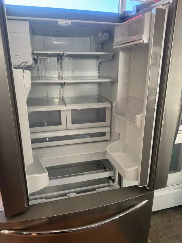 Frigidaire Refrigerator in Refrigerators in Laval / North Shore - Image 3