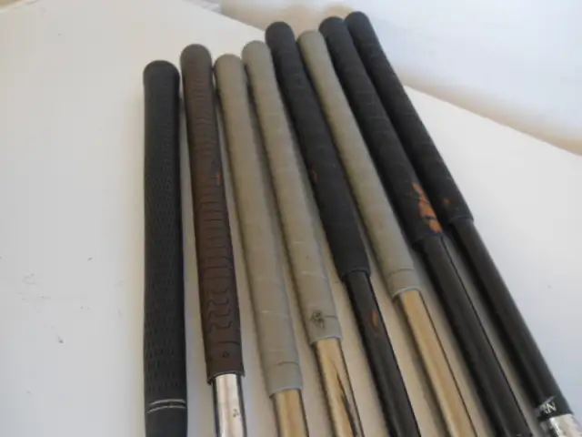 SET OF MEN'S RIGHT HANDED GOLF CLUBS WITH GOLF BAG  52 in Golf in Sudbury - Image 6