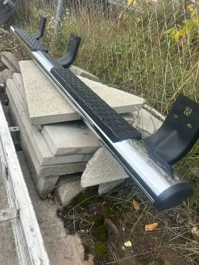 A great addition to any truck, providing a sturdy step and a sleek look. Being sold as is and in use...