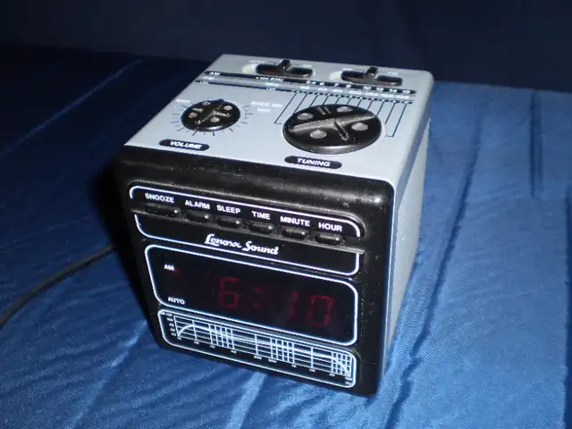 Clocks, Wall , Table, Mantle in Home Décor & Accents in City of Toronto - Image 10