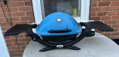WEBER Q 1200 BBQ (Portable) • One stainless steel burner produces up to 8500 BTU-per-hour • 189 squa...
