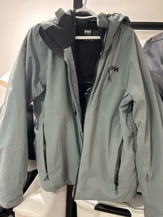 Helly Hansen men’s winter jacket large in Men's in City of Montréal - Image 2