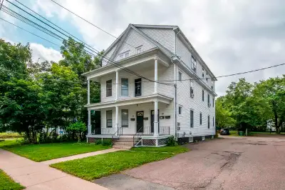 Conveniently located steps from NSCC, and a quick drive to Dal campus, this pet friendly 1 bedroom a...