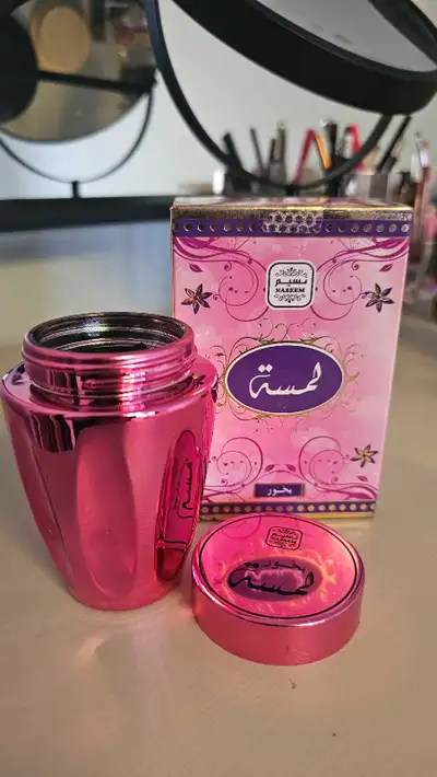 This is a beautiful Bakhoor Lamsa incense by Al Naseem perfumes. It's perfect for filling your home...