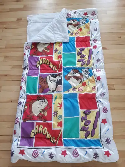 SAC DE COUCHAGE LONGUEUR : 56 POUCES LARGEUR : 29 POUCES COMME NEUF VOIR MES AUTRES ANNONCES