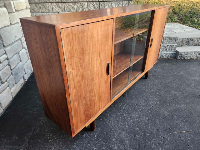 Pending   MID-CENTURY 1960'S ROSEWOOD BUFFET/DISPLAY CABINET in Hutches & Display Cabinets in Oshawa / Durham Region - Image 2