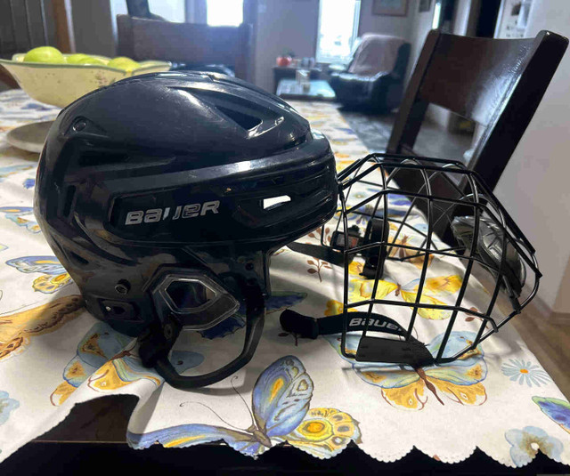 Bauer re-akt 150 hockey helmet in Hockey in Lethbridge