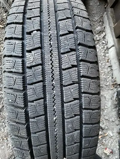 4 pneus hiver (presque neuf) : NITTO SN2 225/65R16 (Dodge Caravan ou autre) NITTO SN2225/65R16 (100T...