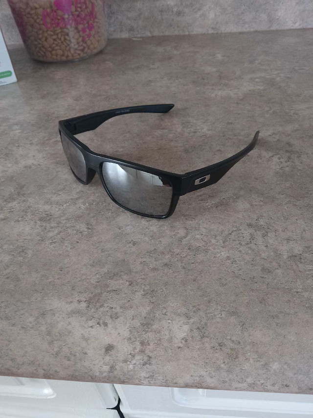 Oakley shades sunglasses dans Autre  à Sarnia