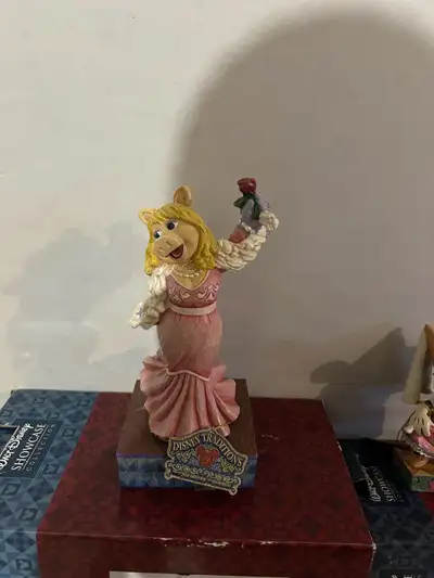 Disney figurine in excellent condition With box intact Miss piggy $25 Located in Cochrane Text for m...