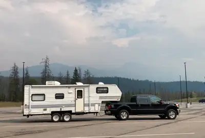 Very rare find and Very Clean and New condition! 21ft Fifth wheel converted to a Gooseneck RV with A...