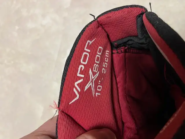 Vapor 800 10” Youth Hockey Gloves $20 in Hockey in Winnipeg - Image 4
