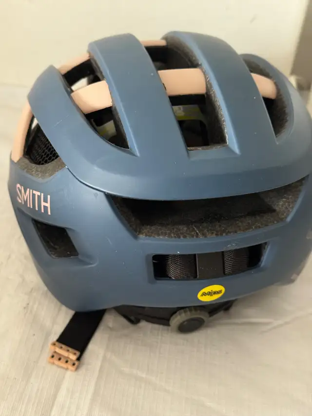 TWO ADULT ROAD BIKE CYCLING HELMETS, LIKE NEW, GOOD QUALITY in Road in City of Montréal - Image 6