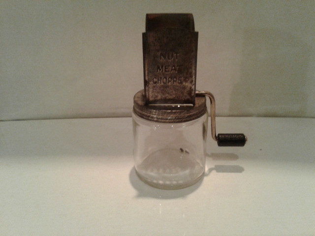 ANTIQUE VINTAGE NUT MEAT CHOPPER in Arts & Collectibles in Kawartha Lakes - Image 3