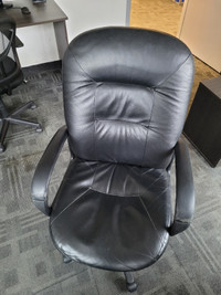 Office chair (black fake leather) / Chaise de bureau (faux cuir)
