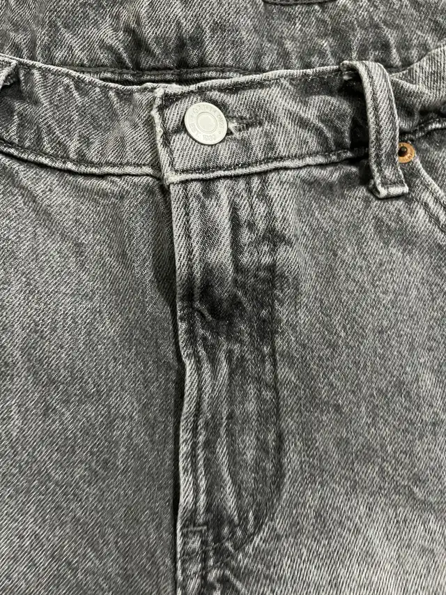 Gap women’s size 28 (6) denim shorts, grey distressed in Women's - Bottoms in Oshawa / Durham Region - Image 5