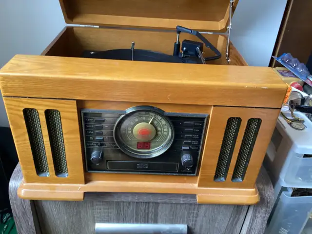 Good working Crosley stack o matic record player C D .cassette in General Electronics in City of Halifax - Image 2