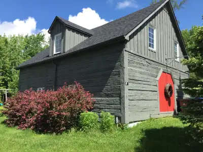 Location mensuelle temporaire ou saisonnière seulement. Libre pour le mois de juin. Cette ancienne «...