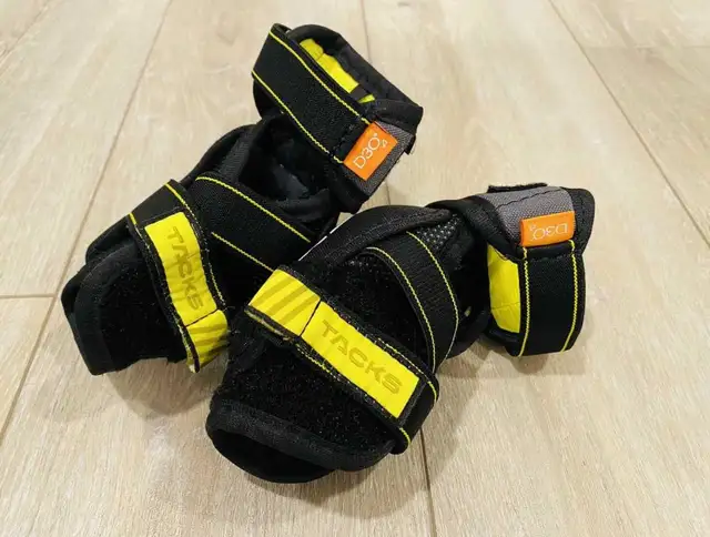 HOCKEY ELBOW PADS - CCM in Hockey in Calgary - Image 4