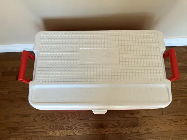 Vintage Red and White Igloo Coca Cola 25 Quart Cooler in Fishing, Camping & Outdoors in City of Montréal - Image 5