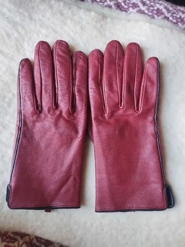 Gloves - women's size M in Other in Calgary - Image 3