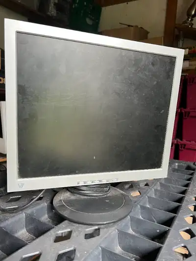 v7  Monitor - Model 700p - 15inch screen $5 or best offer, View more
