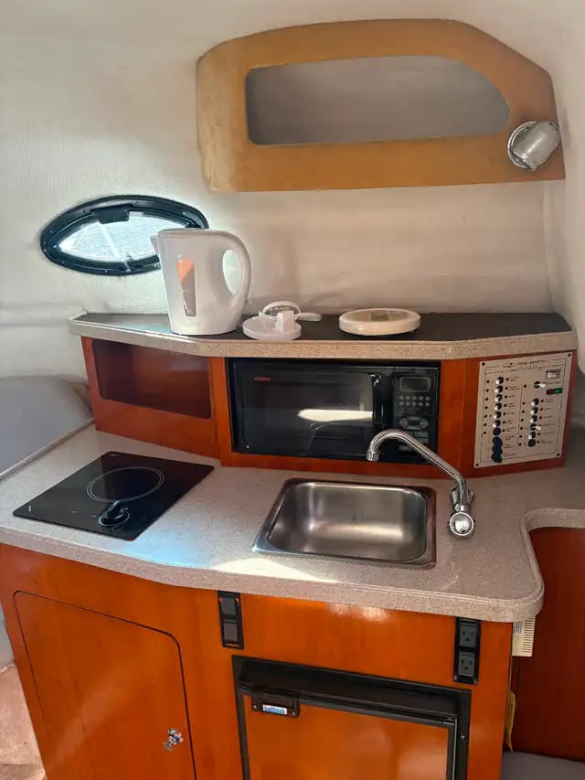 Regal Commodore 2465 – Trailer, Slip & Survey Included – in Powerboats & Motorboats in Saint John - Image 10