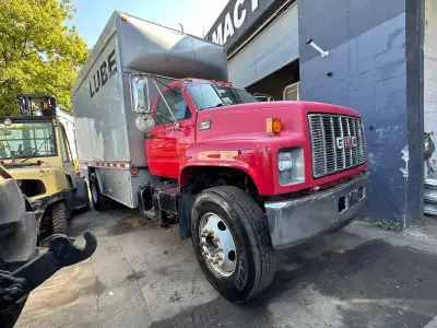 2001 GMC 7500 Lube Truck Unit# xx Manufacturer: GMC Model: 7500 Year: 2001 KM: 299194 Details: CAT E...
