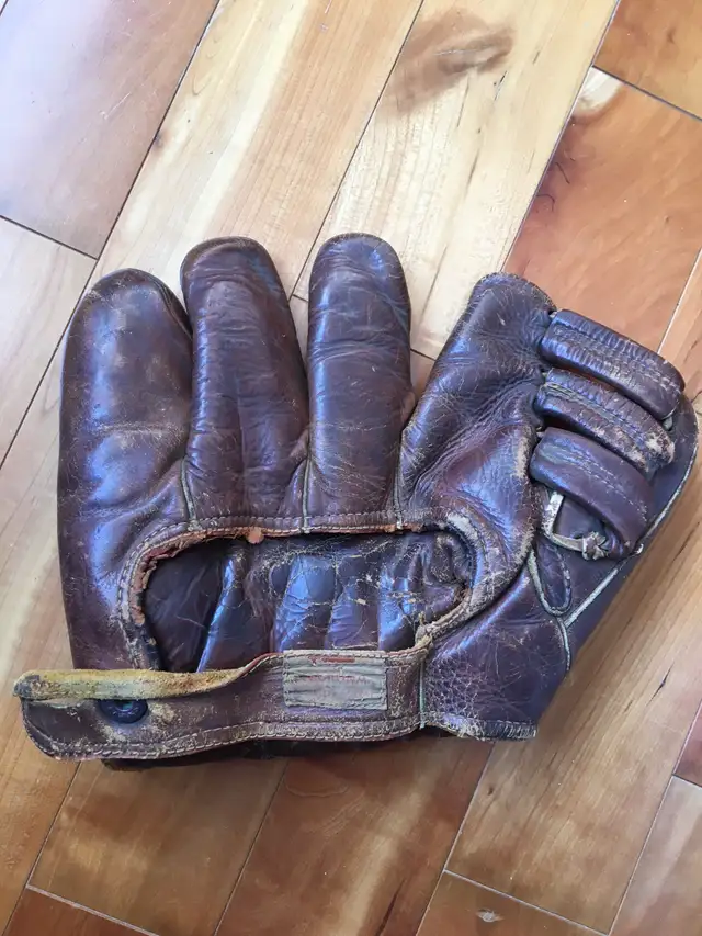 Baseball glove (vintage) in Baseball & Softball in Ottawa - Image 2