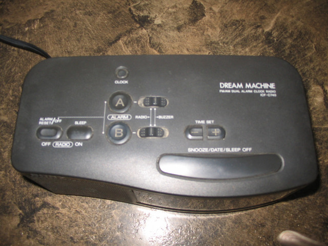 Sony Dream Machine FM/AM Alarm Clock Radio in General Electronics in Belleville - Image 2