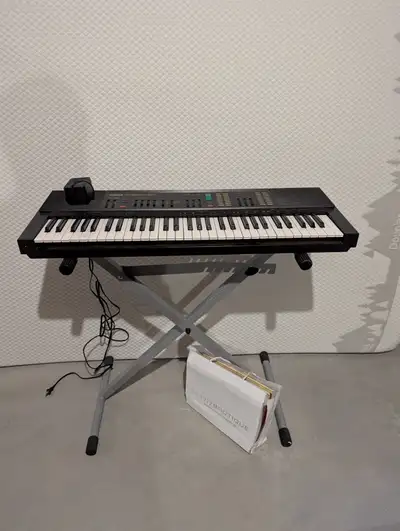Yamaha PSR-31 Electric Piano with Stand - Excellent Condition, View more