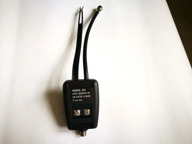 VCR / TV separator U /V/FM splitter & Balun 75 ohm input.  New. in Video & TV Accessories in City of Montréal - Image 2