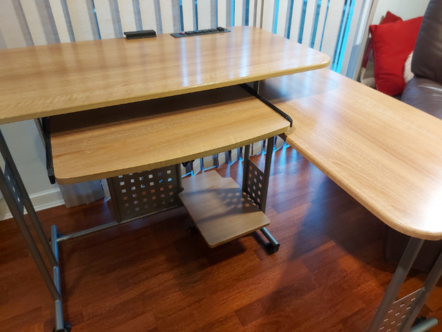 Small space saving desk Sturdy, great condition in Langley in Desks in Delta/Surrey/Langley - Image 3