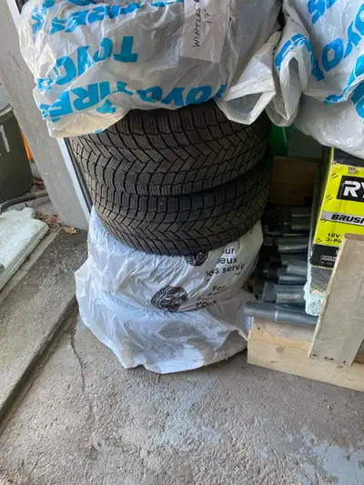 205 /60R16 (4 pneus) 205/55R17 (5 pneus) 245/40r19 (3 pneus) 40$ pour chaque roue On pourra s’arrang...