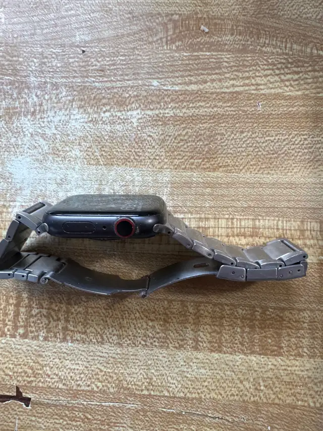 montre Apple série 4mm in Laptop Accessories in West Island - Image 4