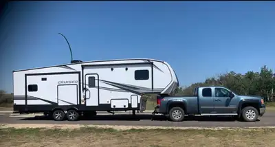 Much loved 2021 Cruiser 32 ft Fifth Wheel!! Everything works! - 3 slides, extreme weather package, s...