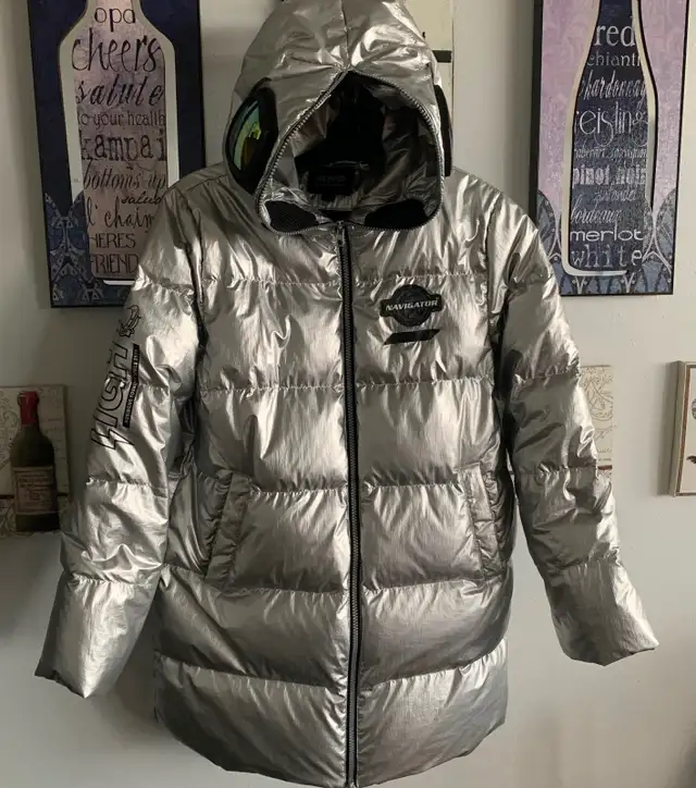 Unisex children/women metallic silver puffer “alien”, 165/84 in Kids & Youth in City of Toronto - Image 4