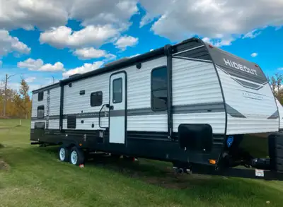 Meticulously maintained Keystone Hideout 29BQWE. Half-ton towable. Oversized fridge, U-dinette, quad...