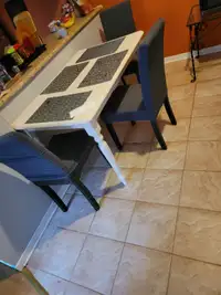 Table de cuisine avec 3 chaises