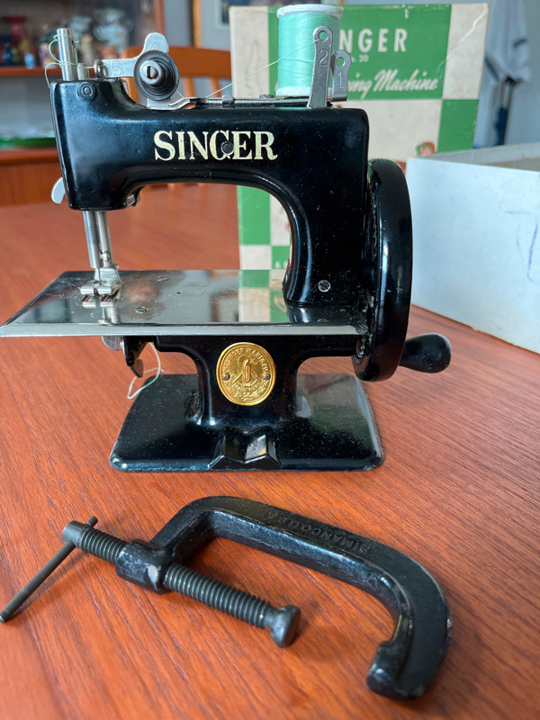 Antique Singer Child’s sewing machine in Arts & Collectibles in Kingston - Image 3