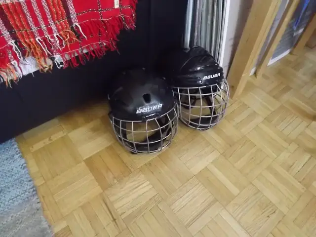2YOUTHS-TEENS ICE HOCKEY HELMETS+FUL CAGE PROTECTION BAUER BUNDL in Hockey in City of Toronto - Image 4
