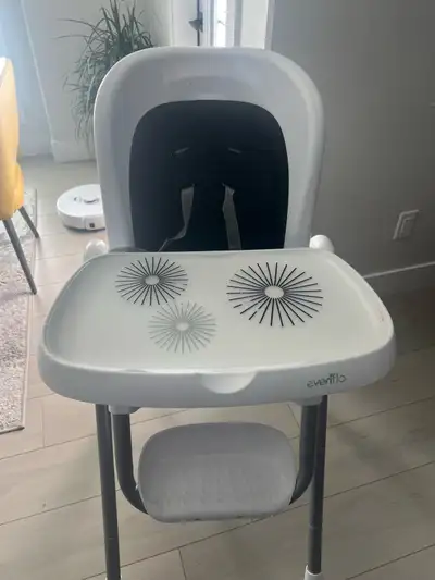 This Evenflo feeding chair is perfect for your little one, offering a safe and comfortable spot duri...