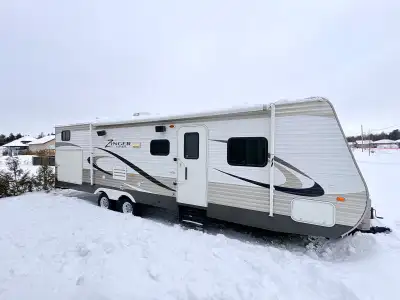 Roulotte de 30 pieds 2 chambres fermées Chambre principale avec un vrai matelas queen 1 slide out 9...