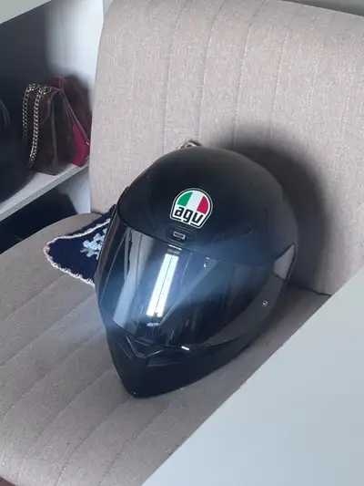 AGV K1 S Solid Helmet Comes with2 shields day/transparent shield and the dark one in the picture I u...