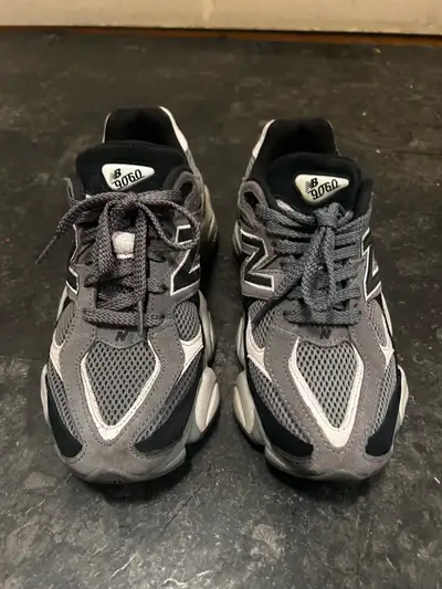 Great shoe in great condition worn twice practically new. Original orice is 195 so great deal overal...