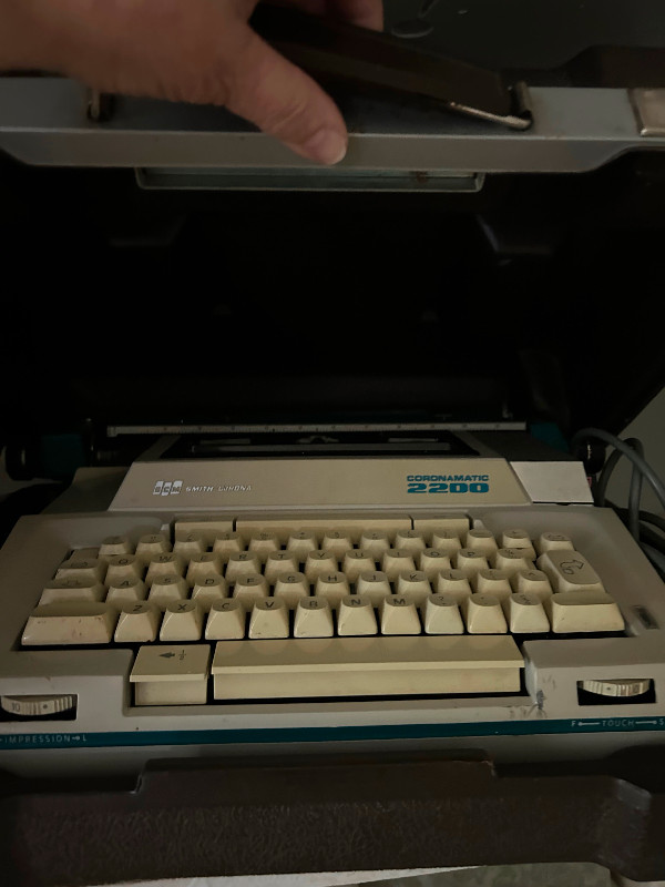 Très belle machine à écrire Smith Corona ,Coronamatic 2200 dans Art et objets de collection  à Granby